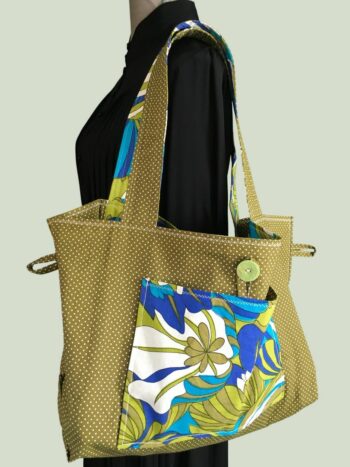 Sac en toile de style flower power sixties, inspiration végétale tropicale. Fourre-tout réversible en tissu vintage revalorisé, création originale. Exemplaire 1, verso, doublure et poche, bouton vintage.