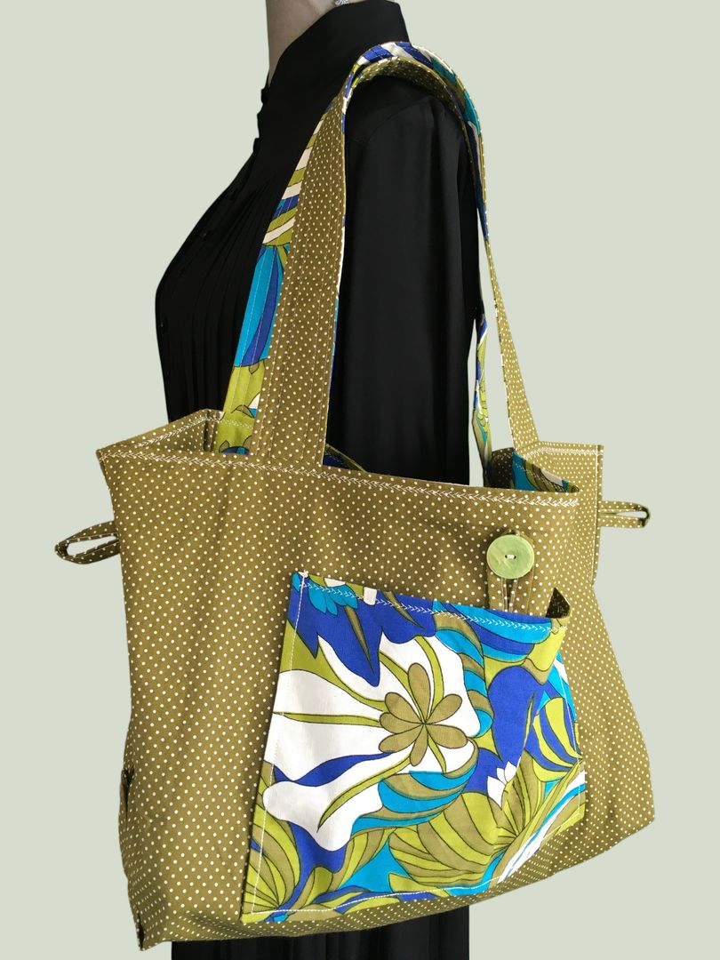 Sac en toile de style flower power sixties, inspiration végétale tropicale. Fourre-tout réversible en tissu vintage revalorisé, création originale. Exemplaire 1, verso, doublure et poche, bouton vintage.