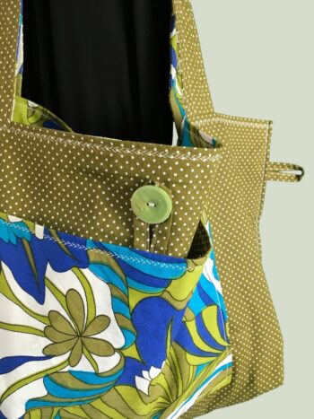 Sac en toile de style flower power sixties, inspiration végétale tropicale. Fourre-tout réversible en tissu vintage revalorisé, création originale. Exemplaire 1, verso, doublure et poche, bouton vintage.