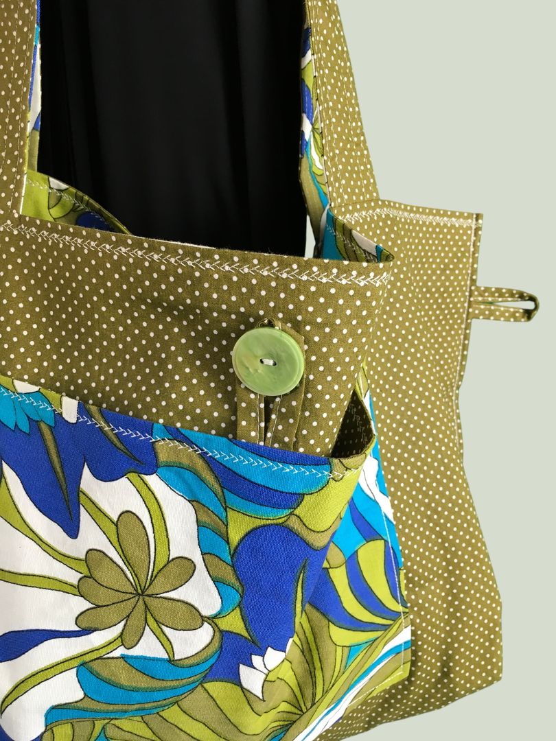 Sac en toile de style flower power sixties, inspiration végétale tropicale. Fourre-tout réversible en tissu vintage revalorisé, création originale. Exemplaire 1, verso, doublure et poche, bouton vintage.