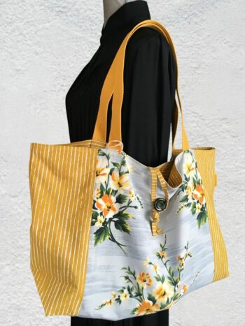 Grand cabas en coton fleuri jaune moutarde. Fourre-tout réversible en tissu vintage revalorisé, création originale, fait main.