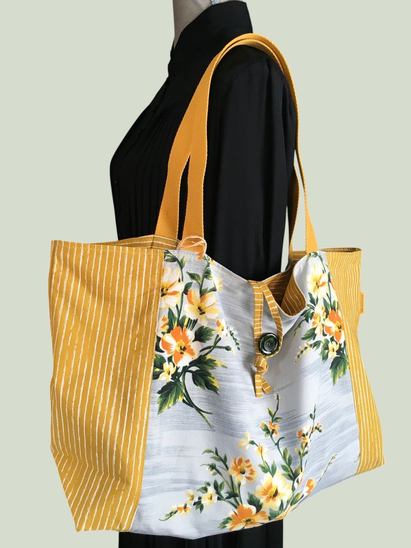 Grand cabas en coton fleuri jaune moutarde. Fourre-tout réversible en tissu vintage revalorisé, création originale, fait main. Recto face A, bouton vintage.