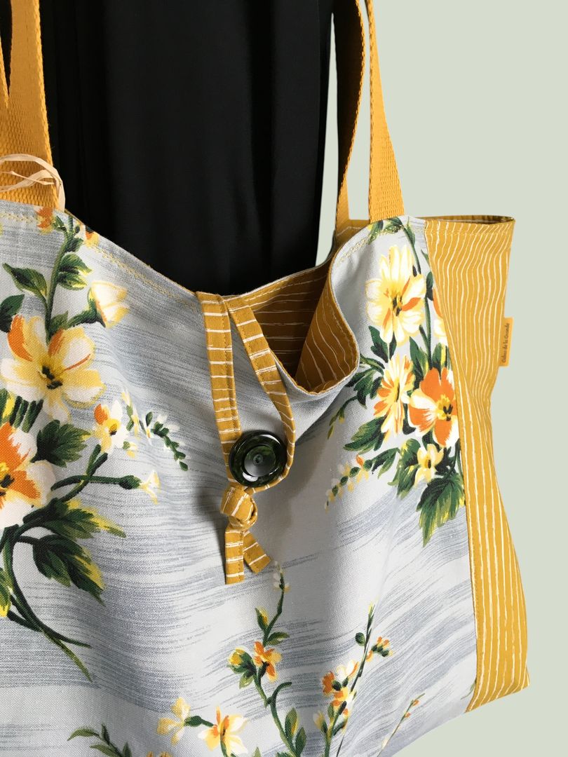 Grand cabas en coton fleuri jaune moutarde. Fourre-tout réversible en tissu vintage revalorisé, création originale, fait main. Recto face A, bouton vintage.