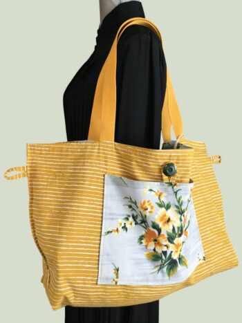 Grand cabas en coton fleuri jaune moutarde. Fourre-tout réversible en tissu vintage revalorisé, création originale, fait main. Verso, doublure et poche, bouton vintage.