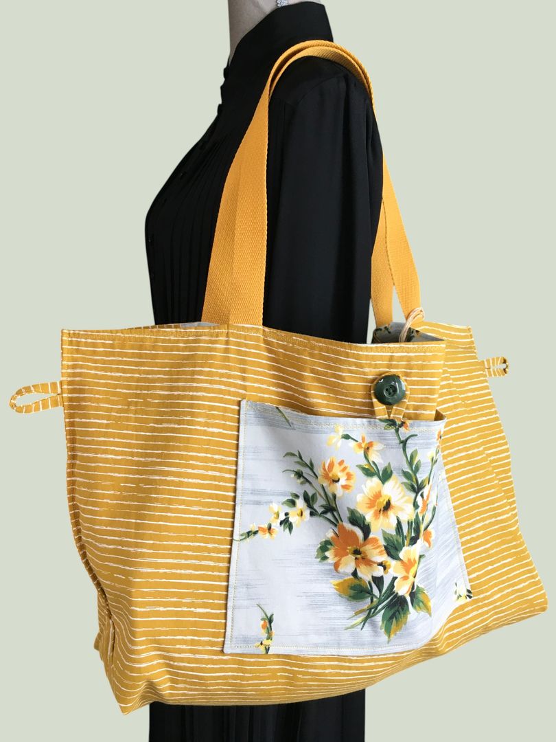 Grand cabas en coton fleuri jaune moutarde. Fourre-tout réversible en tissu vintage revalorisé, création originale, fait main. Verso, doublure et poche, bouton vintage.