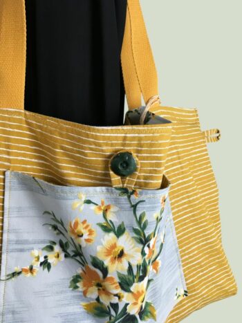 Grand cabas en coton fleuri jaune moutarde. Fourre-tout réversible en tissu vintage revalorisé, création originale, fait main. Verso, doublure et poche, bouton vintage.