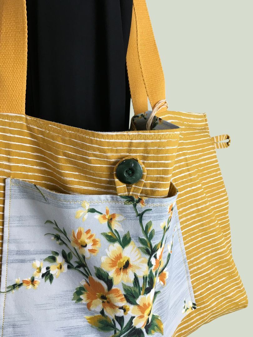 Grand cabas en coton fleuri jaune moutarde. Fourre-tout réversible en tissu vintage revalorisé, création originale, fait main. Verso, doublure et poche, bouton vintage.