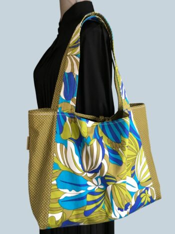 Sac en toile de style flower power sixties, inspiration végétale tropicale. Fourre-tout réversible en tissu vintage revalorisé, création originale. Exemplaire 2, recto face B.