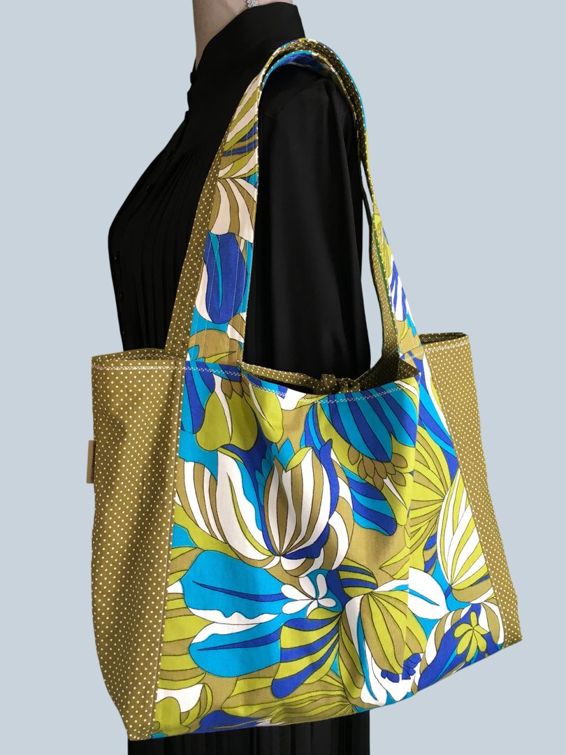 Sac en toile de style flower power sixties, inspiration végétale tropicale. Fourre-tout réversible en tissu vintage revalorisé, création originale. Exemplaire 2, recto face B.