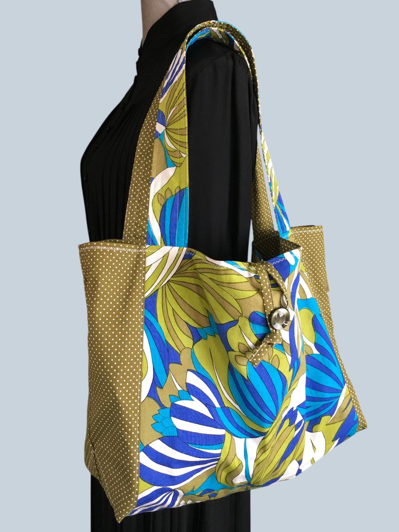 Sac en toile de style flower power sixties, inspiration végétale tropicale. Fourre-tout réversible en tissu vintage revalorisé, création originale. Exemplaire 2, recto face A.