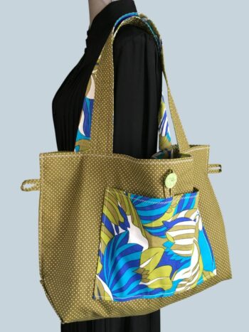 Sac en toile de style flower power sixties, inspiration végétale tropicale. Fourre-tout réversible en tissu vintage revalorisé, création originale. Exemplaire 2, verso, doublure et poche, bouton vintage.