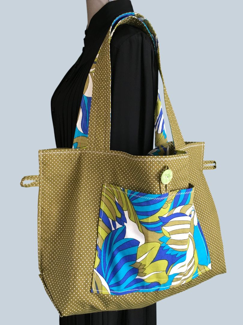 Sac en toile de style flower power sixties, inspiration végétale tropicale. Fourre-tout réversible en tissu vintage revalorisé, création originale. Exemplaire 2, verso, doublure et poche, bouton vintage.