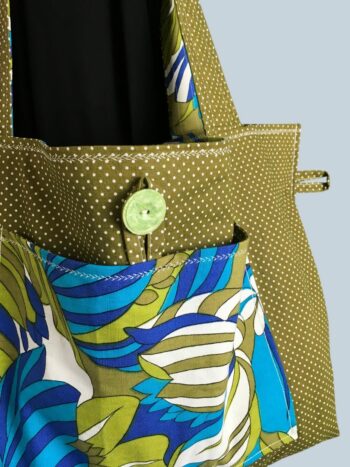 Sac en toile de style flower power sixties, inspiration végétale tropicale. Fourre-tout réversible en tissu vintage revalorisé, création originale. Exemplaire 2, verso, doublure et poche, bouton vintage.
