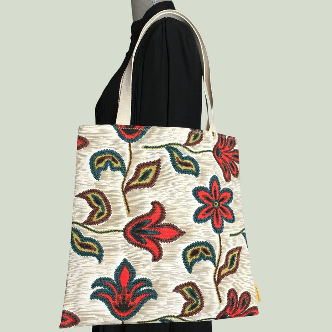 Tote bag fleuri, fleurs stylisées, fait main en France. Sac fourre-tout réversible en tissu vintage revalorisé, accessoire d'inspiration rétro sixties. Exemplaire 1 recto face A.