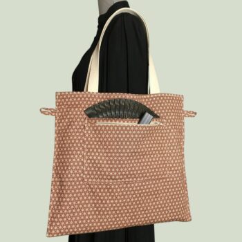 Tote bag fleuri, fleurs stylisées, fait main en France. Sac fourre-tout réversible en tissu vintage revalorisé, accessoire d'inspiration rétro sixties. Verso, doublure et poche zippée ouverte.