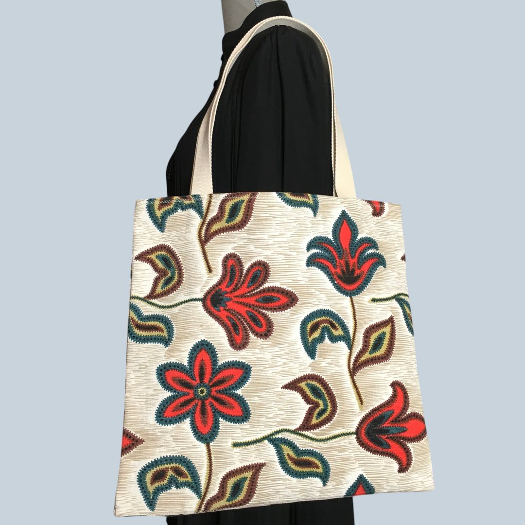 Tote bag fleuri, fleurs stylisées, fait main en France. Sac fourre-tout réversible en tissu vintage revalorisé, accessoire d'inspiration rétro sixties. Exemplaire 2 recto face A.