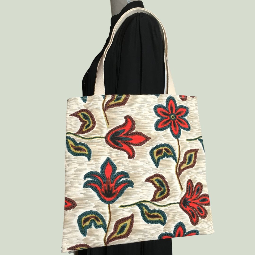 Tote bag fleuri, fleurs stylisées, fait main en France. Sac fourre-tout réversible en tissu vintage revalorisé, accessoire d'inspiration rétro sixties. Exemplaire 3 recto face A.