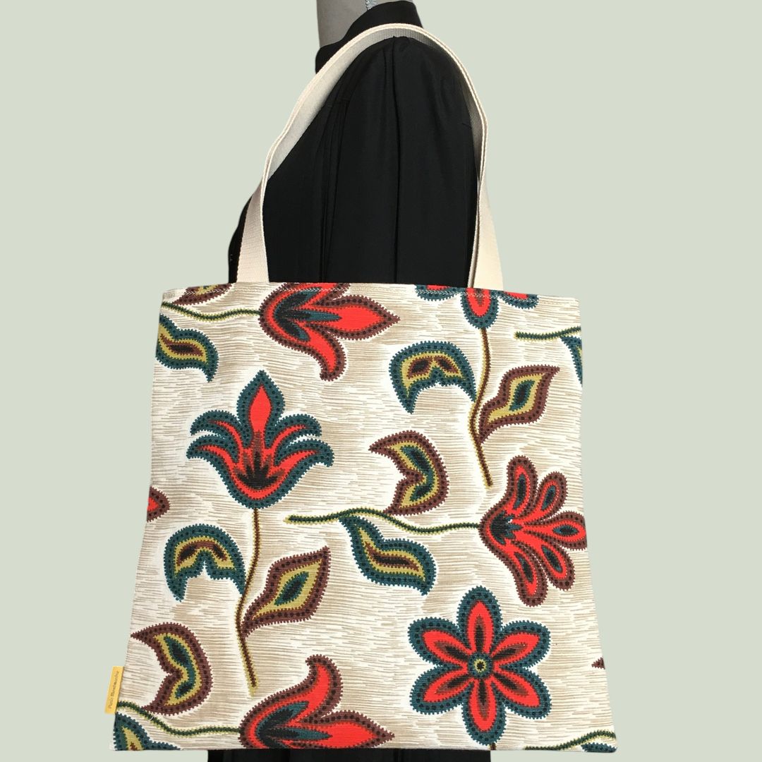 Tote bag fleuri, fleurs stylisées, fait main en France. Sac fourre-tout réversible en tissu vintage revalorisé, accessoire d'inspiration rétro sixties. Exemplaire 3 recto face B.