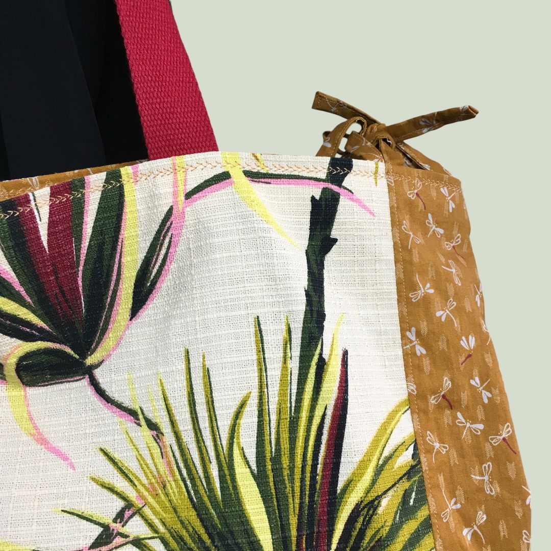 Sac Tiki tropical, tissu vintage années 1950, cabas en toile fait main. Exemplaire 1, recto face B, liens d'attache, détails.