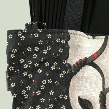 Cabas en tissu, imprimé vintage baroque, coq girouette et fleurs de cerisier sakura. Fourre-tout réversible en tissu revalorisé, création originale. Recto, détails.