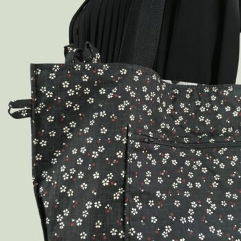 Cabas en tissu, imprimé vintage baroque, coq girouette et fleurs de cerisier sakura. Fourre-tout réversible en tissu revalorisé, création originale. Verso, détails de la poche et des pattes d'accroche.