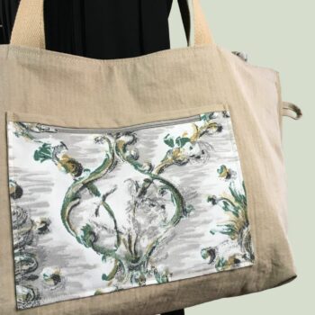 Grand sac de plage beige, cabas en toile vintage. Exemplaire 3, verso, doublure et poche intérieure zippée.