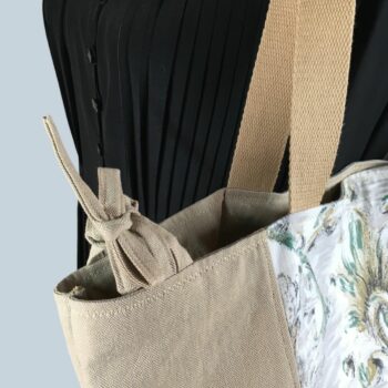 Grand sac de plage beige, cabas en toile vintage. Exemplaire 2, recto, liens d'attache.