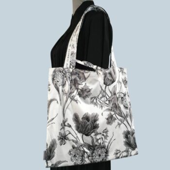 Sac vintage floral gris, imprimé fleuri noir et blanc, fait main à Paris. Fourre-tout réversible en coton chintz, accessoire d'inspiration rétro seventies. Exemplaire 1, recto face B.