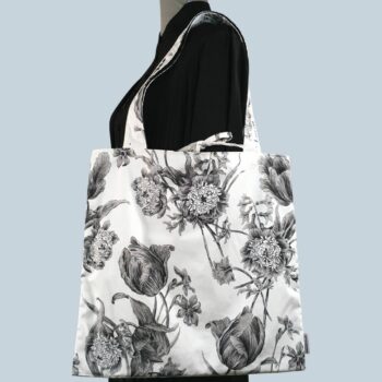 Sac vintage floral gris, imprimé fleuri noir et blanc, fait main à Paris. Fourre-tout réversible en coton chintz, accessoire d'inspiration rétro seventies. Exemplaire 1, recto face A.