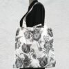 Sac vintage floral gris, imprimé fleuri noir et blanc, fait main à Paris. Fourre-tout réversible en coton chintz, accessoire d'inspiration rétro seventies. Exemplaire 1, recto face A.