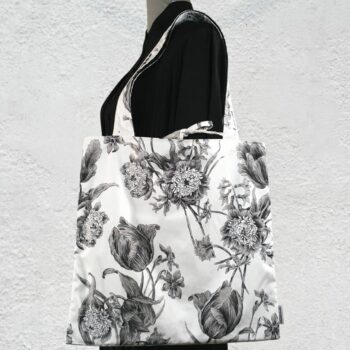 Sac vintage floral gris, imprimé fleuri noir et blanc, fait main à Paris. Fourre-tout réversible en coton chintz, accessoire d'inspiration rétro seventies. Exemplaire 1, recto face A.