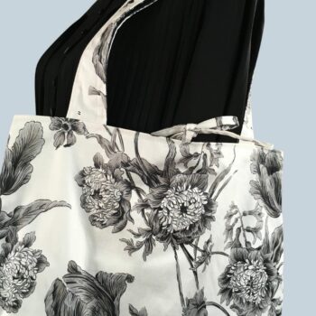 Sac vintage floral gris, imprimé fleuri noir et blanc, fait main à Paris. Fourre-tout réversible en coton chintz, accessoire d'inspiration rétro seventies. Exemplaire 1, recto, liens.