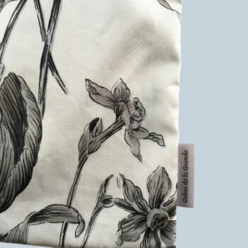 Sac vintage floral gris, imprimé fleuri noir et blanc, fait main à Paris. Fourre-tout réversible en coton chintz, accessoire d'inspiration rétro seventies. Exemplaire 1, recto face A, détails, étiquette.