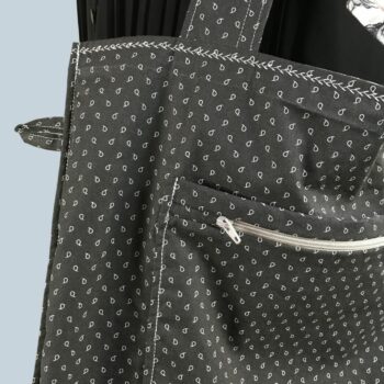 Sac vintage floral gris, imprimé fleuri noir et blanc, fait main à Paris. Fourre-tout réversible en coton chintz, accessoire d'inspiration rétro seventies. Exemplaire 1, verso, doublure, poche, et pattes d'attache.