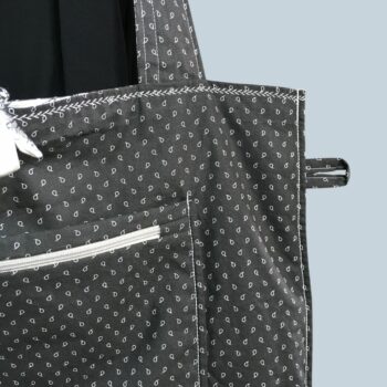 Sac vintage floral gris, imprimé fleuri noir et blanc, fait main à Paris. Fourre-tout réversible en coton chintz, accessoire d'inspiration rétro seventies. Exemplaire 1, verso, doublure, poche, et pattes d'attache.