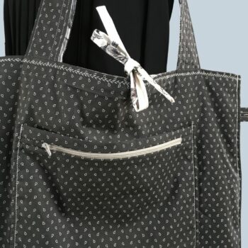 Sac vintage floral gris, imprimé fleuri noir et blanc, fait main à Paris. Fourre-tout réversible en coton chintz, accessoire d'inspiration rétro seventies. Exemplaire 1, verso, doublure et poche.