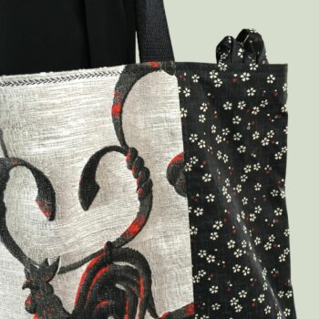 Sac en tissu vintage baroque, cabas girouette avec dessin de coq. Détail du système de laçage présent à chaque extrémité au recto du sac.
