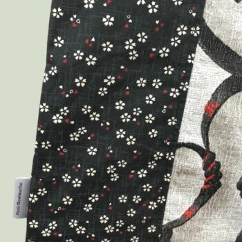 Sac en tissu vintage baroque, cabas girouette avec dessin de coq. Fourre-tout réversible en toile d'ameublement revalorisée, création originale, fait main. Recto face B, étiquette.