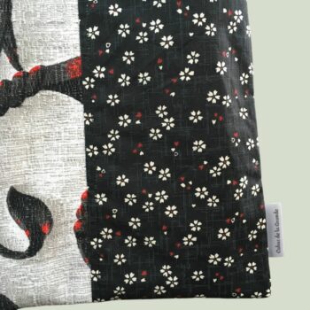 Sac en tissu vintage baroque, cabas girouette avec dessin de coq. Fourre-tout réversible en toile d'ameublement revalorisée, création originale, fait main. Recto face A, étiquette.