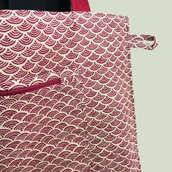 Sac en toile de lin vintage à imprimé fleuri. Exemplaire 1, verso et poches, patte d'attache, détails.