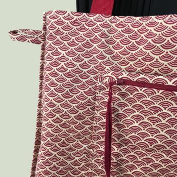 Sac en toile de lin vintage à imprimé fleuri. Exemplaire 1, verso et poches, patte d'attache, détails.