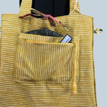 Sac rétro et estival d'inspiration provençale, fait main en France. Sac fourre-tout réversible en tissu vintage revalorisé. Exemplaire 3. Verso, doublure et poche.