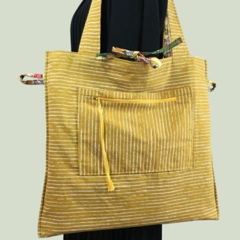 Sac rétro et estival d'inspiration provençale, fait main en France. Sac fourre-tout réversible en tissu vintage revalorisé. Exemplaire 1. Verso, doublure et poche.