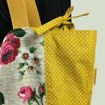 Cabas fleuri en laine et lin, fait main en France. Fourre-tout réversible en tissu vintage revalorisé, accessoire d'inspiration rétro. Recto face A, détails, liens à nouer, étiquette.