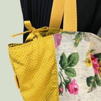 Cabas fleuri en laine et lin, fait main en France. Fourre-tout réversible en tissu vintage revalorisé, accessoire d'inspiration rétro. Recto face B, détails, liens à nouer, étiquette.