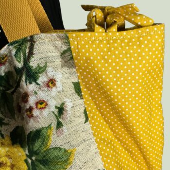 Cabas fleuri en laine et lin, fait main en France. Fourre-tout réversible en tissu vintage revalorisé, accessoire d'inspiration rétro. Recto face B, détails, liens à nouer.