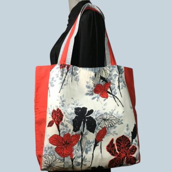 Cabas XXL, fleuri, stylisé, en tissu vintage 1960s. Fourre-tout réversible, accessoire d'inspiration rétro, fait main en France, réalisé à partir d'un échantillon de toile d'ameublement Scarlett "impression à la main" de la maison Cosmos Paris. Recto face A.