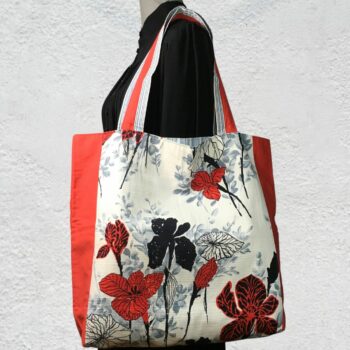 Cabas XXL, fleuri, stylisé, en tissu vintage 1960s. Fourre-tout réversible, accessoire d'inspiration rétro, fait main en France, réalisé à partir d'un échantillon de toile d'ameublement Scarlett "impression à la main" de la maison Cosmos Paris. Recto face A.