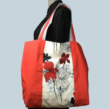 Cabas XXL, fleuri, stylisé, en tissu vintage 1960s. Fourre-tout réversible, accessoire d'inspiration rétro, fait main en France, réalisé à partir d'un échantillon de toile d'ameublement Scarlett "impression à la main" de la maison Cosmos Paris. Recto face B.