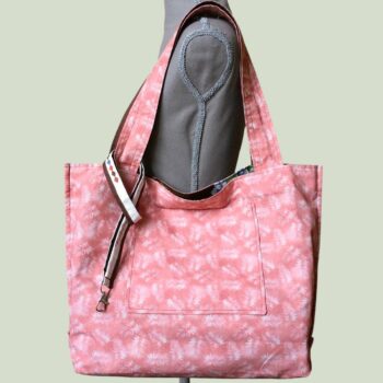 Toile 100% coton dessin de feuillage en blanc sur fond vieux rose. Grand sac fourre-tout lavable en toile.